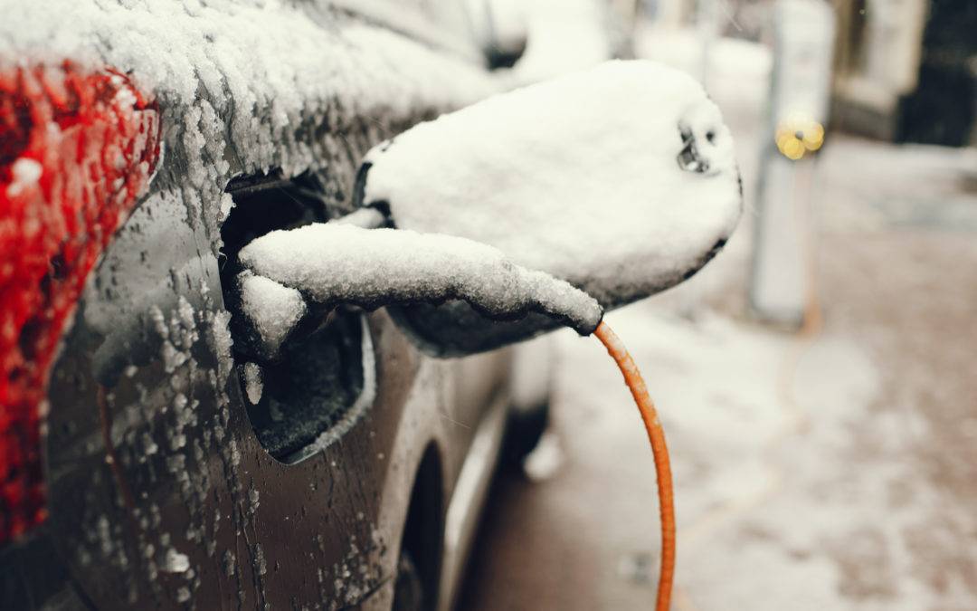 Chargement d'une voiture électrique sous la neige